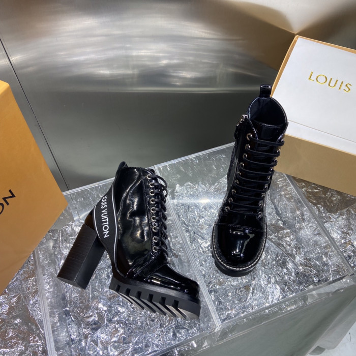 LOUS VUITO BROWN STAR TRAIL ANKLE BOOTS