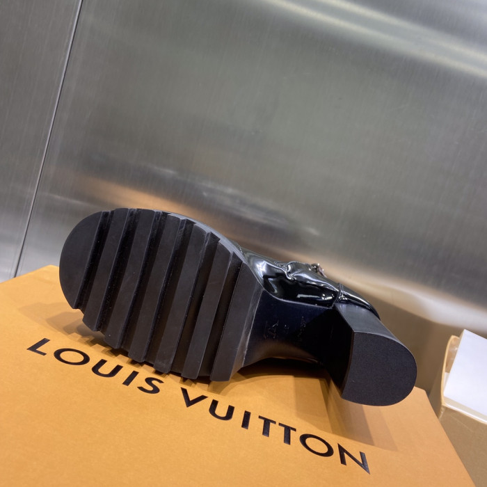 LOUS VUITO BROWN STAR TRAIL ANKLE BOOTS